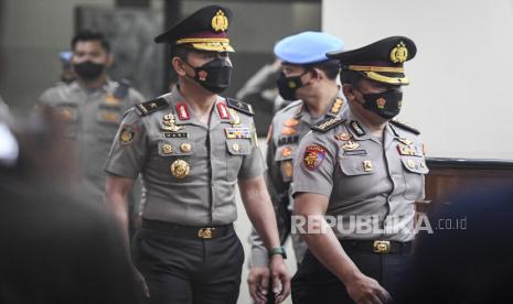 Anggota Propam Polri mendampingi sejumlah saksi dari sidang Komisi Kode Etik Polri (KKEP) atas mantan Kadiv Propam Polri Irjen Ferdy Sambo berjalan memasuki ruangan saat akan menjalani pemeriksaan di Gedung Transnational Crime Center (TNCC) Divisi Propam Mabes Polri, Jakarta, Kamis (25/8/2022). (Ilustrasi)