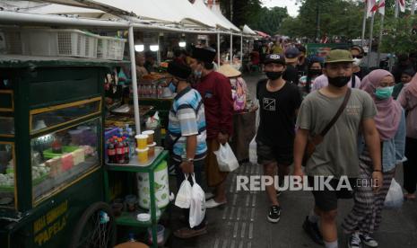 Wisatawan memadati kawasan Malioboro, Yogyakarta, Ahad (5/9/2021). Saat akhir pekan, kawasan Malioboro ramai dikunjungi wisatawan meskipun saat ini Yogyakarta masih menjalankan Pemberlakuan Pembatasan Kegiatan Masyarakat (PPKM) Level 4. 