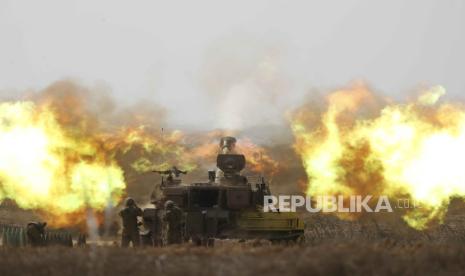  An Israeli artillery unit fires towards Gaza along the border in southern Israel, 11 October 2023. More than 1,200 Israelis have been killed and over 2,800 others injured, according to the Israel Defense Forces (IDF), after the Islamist movement Hamas launched an attack against Israel from the Gaza Strip on 07 October. More than 3,000 people, including 1,500 militants from Hamas, have been killed and thousands injured in both Gaza and Israel since the conflict erupted, according to Israeli military sources and Palestinian officials.  