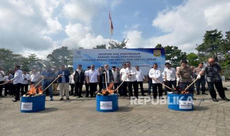 Kementerian Perdagangan memusnahkan 730 bal pakaian, sepatu, hingga tas bekas asal impor senilai Rp 10 miliar di Terminal Bandar Raya Payung Sekaki, Pekanbaru, Riau, Jumat (17/3/2023). Pemusnahan itu dilakukan merespons semakin maraknya bisnis thrifting.