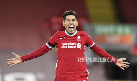 Pemain Liverpool Roberto Firmino merayakan setelah mencetak gol ke-2 timnya selama pertandingan sepak bola Liga Premier Inggris antara Liverpool dan Tottenham Hotspur di Anfield di Liverpool, Inggris, Rabu, 16 Desember 2020. 