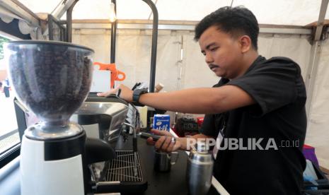 Barista meracik kopi aceh.