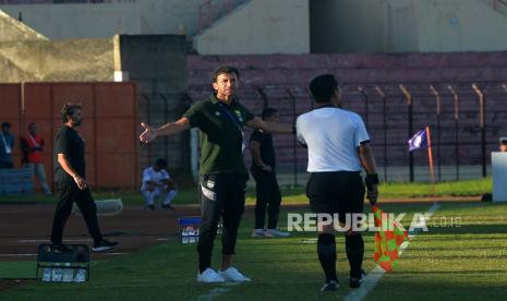 Pelatih Persib Bandung, Luis Milla memprotes keputusan wasit saat melawan Persis Solo pada pertandingan lanjutan BRI Liga 1 di Stadion Sultan Agung, Bantul, Yogyakarta, Ahad (18/12/2022). Pada pertandingan ini Persib berhasil memetik poin penuh usai mengalahkan Persis Solo 2-1.