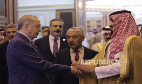  Dalam foto ini disediakan oleh Kepresidenan Turki, Presiden Turki Recep Tayyip Erdogan, kiri, dan Putra Mahkota Arab Saudi Mohammed bin Salman berbicara setelah pertemuan mereka di Jeddah, Arab Saudi, 29 April 2022. Putra Mahkota Saudi dijadwalkan tiba di Ankara pada hari Rabu, 22 Juni 2022 melakukan kunjungan pertamanya ke Turki ketika dua kelas berat regional terus maju dengan upaya untuk memperbaiki hubungan setelah pembunuhan kolumnis Saudi Jamal Khashoggi di Istanbul.