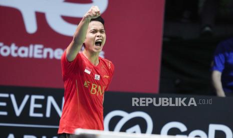 Anthony Sinisuka Ginting dari Indonesia melakukan selebrasi usai memenangkan pertandingan tunggal putra dalam pertandingan final bulu tangkis Piala Thomas antara China dan Indonesia, di Aarhus, Denmark, 17 Oktober 2021.