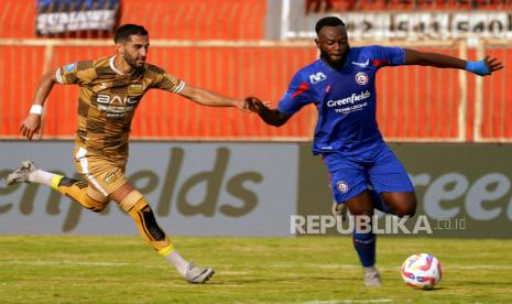 Pesepak bola Arema FC Charles Lokolingoy (kanan)  berebut bola dengan pesebak bola Dewa United Angelo Rafael (kiri) pada pertandingan BRI Liga 1 di Stadion Gelora Soeprijadi, Kota Blitar, Jawa Timur, Senin (12/8/2024). Arema FC ditahan imbang oleh Dewa United dengan skor 0-0. 