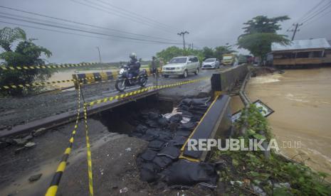 [Ilustrasi] Pengendara sepeda motor melintas di Jembatan Sungai Salim yang opritnya terputus di Kecamatan Mataraman, Kabupaten Banjar, Kalimantan Selatan, Jumat (15/1/2021). Ruas jalan nasional di Provinsi Kalimantan Selatan menghubungkan antar Kabupaten dan Kota bahkan Provinsi Kalimantan Timur putus akibat banjir yang merusak oprit jembatan Sungai Salim sejak Kamis (14/1/2021) pagi. 