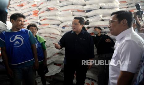 Menteri BUMN Erick Thohir bersama Kepala Badan Pangan Nasional Arief Prasetyo Adi saat kunjungan ke Pasar Induk Beras Cipinang, Jakarta, Rabu (4/10/2023). 