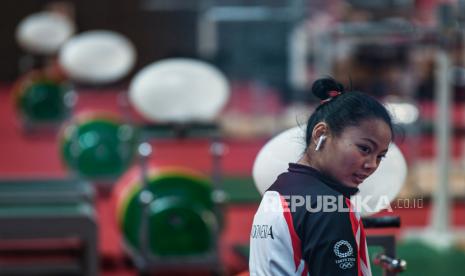 Lifter putri Indonesia Windy Cantika Aisah bersiap menjalani latihan di Arena Angkat Besi Olimpiade Tokyo 2020, Tokyo International Forum, Tokyo, Jepang, Kamis (22/7/2021). Cantika akan bertanding dalam kelas 49 Kg putri Olimpiade Tokyo 2020 pada Sabtu 24 Juli 2021. 