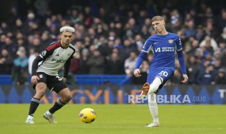 Pemain Chelsea Cole Palmer (kanan) saat menghadapi Fulham, Sabtu (13/1/2024). 