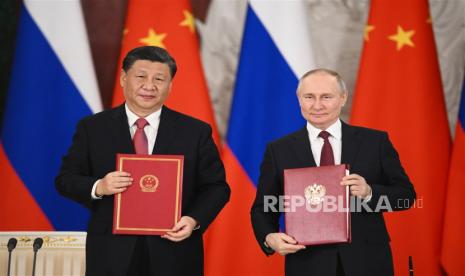  Presiden China Xi Jinping (kiri) dan Presiden Rusia Vladimir Putin (kanan) menghadiri upacara penandatanganan dokumen mengenai pengembangan lebih lanjut dari kemitraan komprehensif dan kerja sama strategis antara Rusia dan China, di Kremlin, di Moskow, Rusia, Selasa (21/3/2023). Presiden China Xi Jinping tiba di Moskow dalam kunjungan tiga hari, yang akan berlangsung dari 20 hingga 22 Maret, menurut lembaga negara Rusia dan China. Xi Jinping mengunjungi Rusia untuk meningkatkan kemitraan bersama dan mengembangkan bidang-bidang utama kerja sama ekonomi Rusia- China.