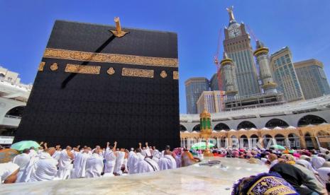 Umat Islam berebut menyentuh Kabah di Masjidil Haram, Makkah, Arab Saudi, Ahad (30/4/2023). 