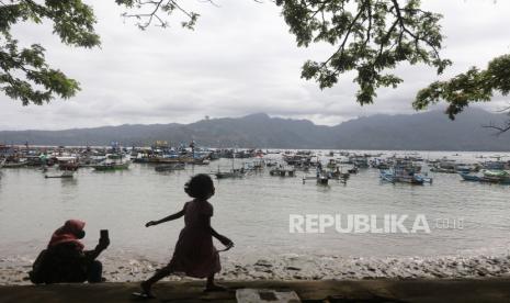 Pengunjung menikmati pemandangan di Pantai Popoh Tulungagung, Jawa Timur, Ahad (12/9/2021). Objek wisata pantai selatan Jawa tersebut ramai pengunjung saat akhir pekan meskipun belum kembali dibuka secara resmi oleh pemerintah daerah setempat. 