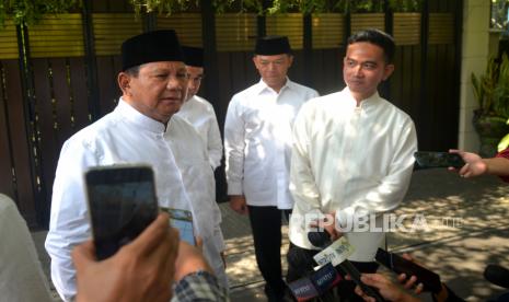 Menteri Pertahanan, Prabowo Subianto bersama Wali Kota Surakarta Gibran Rakabuming Raka menjawab pertanyaan usai pertemuan dengan Presiden Joko Widodo di Surakarta, Jawa Tengah, Sabtu (22/4/2023). Pertemuan ini menurut Prabowo hanya silaturahim biasa saat Hari Raya Idul Fitri dan menjadi jadwal rutin tahunan. Tidak ada pembicaraan politik pada pertemuan yang berlangsung selama 1,5 jam di kediaman Jokowi ini.