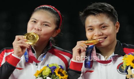 Greysia Polii dan Apriyani Rahayu (kanan) merayakan dengan medali emas setelah mengalahkan Chen Qing Chen dan Jia Yi Fan dari Cina dalam pertandingan perebutan medali emas ganda putri di Olimpiade 2020, Senin, 2 Agustus 2021, di Tokyo, Jepang.