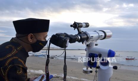 BMKG Amati Hilal Ramadhan di 29 Titik. Petugas mengamati posisi hilal menggunakan teropong saat Rukyatul Hilal di Pantai Jerman, Kuta, Bali, Selasa (21/7/2020). Pengamatan yang dilakukan untuk menentukan awal bulan Zulhijjah dan Idul Adha 1441 Hijriah/2020 Masehi di pantai tersebut tidak berhasil melihat hilal karena kondisi cuaca mendung. 