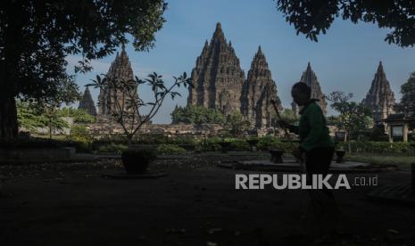 Pekerja menyapu kawasan Wisata Candi Prambanan yang tutup di Sleman, DI Yogyakarta, Minggu (20/6/2021). Pihak pengelola Taman Wisata Candi Prambanan melakukan penutupan sementara kunjungan wisata pada tanggal 19-20 Juni 2021 guna mengurangi penyebaran COVID-19 menyusul meningkatnya penularan di DI Yogyakarta dan Jawa Tengah. 