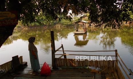 Warga memanfaatkan jasa perahu penyeberangan eretan di Kali Bekasi, Jawa Barat, Minggu (6/9/2020). Balai Besar Wilayah Sungai Ciliwung-Cisadane (BBWSCC) Kementerian Pekerjaan Umum dan Perumahan Rakyat (Kemenpupr) akan melakukan normalisasi Kali Bekasi pada akhir tahun 2020 untuk mengurangi potensi banjir di sejumlah perumahan yang terletak di sekitar kali tersebut dengan alokasi dana tahap pertama sebesar Rp600 miliar. 