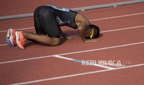 Pelari Nusa Tenggara Barat Ridwan bersujud syukur usai menang dalam baba final lari 1.500 meter putra PON Papua di Stadion Atletik Mimika Sport Center, Kabupaten Mimika, Papua, Senin (11/10/2021). Ridwan meraih medali emas, sementara  Robi Sianturi meraih medali perak dan pelari Gorontalo Moh. Hadrin Mahdang meraih medali perunggu. 