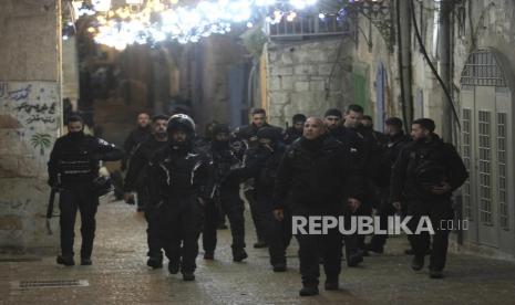 Polisi Israel dikerahkan di Kota Tua Yerusalem setelah terjadi penembakan di kompleks Masjid Al-Aqsa selama bulan suci Ramadhan, Sabtu (1/4/2023).