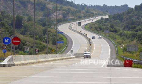 Sejumlah pengendara melintas di jalan Tol Bakauheni-Terbanggi Besar di Bakauheni, Lampung Selatan, Lampung, Sabtu (23/5). Megaproyek Jalan Tol Trans Sumatra (JTTS) yang dibangun untuk menghubungkan kota-kota di Pulau Sumatra terus berjalan. 