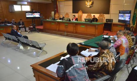 Ahli hukum Suhandi Cahaya menyampaikan pendapatnya saat sidang lanjutan praperadilan Pegi Setiawan di Pengadilan Negeri (PN) Bandung, Jalan LRE Martadinata, Kota Bandung, Jawa Barat, Rabu (3/7/2024). Sidang kali ini tim kuasa hukum Pegi Setiawan menghadirkan empat saksi dan ahli hukum dalam lanjutan sidang praperadilan kasus pembunuhan Vina dan Eky dengan termohon penyidik Polda Jawa Barat.