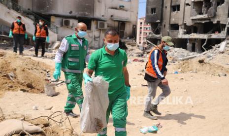  Petugas Palestina mencari jenazah setelah tentara Israel menyerang Kompleks Rumah Sakit Medis Al-Shifa di Kota Gaza, 8 April 2024. 