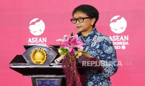 Menteri Luar Negeri Retno Marsudi menyampaikan KTT ke-42 ASEAN berupaya lebih keras atau lebih banyak dalam memperkuat posisi ASEAN sebagai pusat pertumbuhan. 