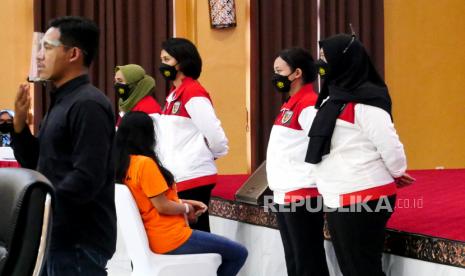 Tersangka video pornografi Bandara YIA, Siskaee  (tengah) dihadirkan saat konferensi pers di Polda DIY, Selasa (7/12). Siskaeee, pemeran video viral pornografi aksi pamer payudara dan kemaluan di kawasan Bandara Yogyakarta International Airport Yogyakarta resmi ditetapkan sebagai tersangka. Siskaeee ternyata menjual video pornografi eksibisionisme itu ke situs dewasa dan meraup untung hingga puluhan juta.