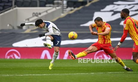 Son Heung-Min (kiri) dari Tottenham beraksi melawan Lee Peltier (kanan) dari West Bromwich selama pertandingan sepak bola Liga Utama Inggris antara Tottenham Hotspur dan West Bromwich Albion di London, Inggris, 07 Februari 2021.