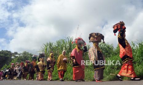 Kasus Meningkat, RS Rujukan Sumbar Belum Banyak Terisi . Sejumlah kaum ibu tanpa menggunakan masker,  membawa seserahan saat mengikuti arak-arakan 