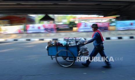 Pedagang melintas di depan alat peraga kampanye yang terpasang di kawasan Tendean, Jakarta, Rabu (29/11/2023). Usai diresmikannya masa kampanye Pemilu 2024 oleh Komisi Pemilihan Umum (KPU), Sejumlah ruas jalan di Jakarta mulai dipenuhi oleh baliho dan spanduk capres cawapres, partai politik dan calon legislatif. Berdasarkan Peraturan Komisi Pemilihan Umum (PKPU) Masa kampanye tersebut mencakup pertemuan terbatas, pertemuan tatap muka, penyebaran bahan kampanye kepada umum, pemasangan alat peraga kampanye di tempat umum, debat pasangan calon presiden dan wakil presiden, serta kampanye melalui media sosial yang berlangsung dari tanggal 28 November 2023 hingga 10 Februari 2024 mendatang.