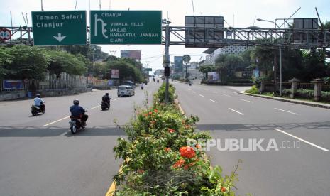 Sejumlah pengendara motor melewati jalur wisata Puncak, Gadog, Ciawi, Kabupaten Bogor, Jawa Barat, Selasa (24/3/2020). Dampak pandemi virus Corona (COVID-19), lalu lintas di jalur wisata Puncak, Bogor lengang dari wisatawan karena sebagian besar masyarakat Jabodetabek lebih memilih tidak keluar rumah untuk mencegah penyebaran virus tersebut