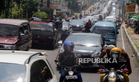 Sejumlah pengendara melintas di jalur wisata Puncak yang terpantau padat di Cipayung, Kabupaten Bogor, Jawa Barat, Kamis (3/3/2022). Tiga unit motor di Jalan Raya Puncak, tepatnya di Desa Leuwimalang, Kecamatan Megamendung, Kabupaten Bogor terlibat kecelakaan.