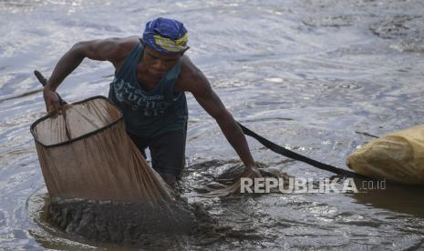 Seorang warga mencari cacing sutra di kawasan Kanal Banjir Barat, Petamburan, Jakarta, Selasa (7/4/2020). Pemberlakuan pembatasan sosial berskala besar (PSBB) di Ibu Kota juga harus diikuti sosialisasi secara menyeluruh kepada masyarakat yang masih beraktivitas seperti biasa guna mencegah penyebaran virus corona atau COVID-19 lebih luas