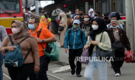 Sejumlah warga keluar dari jalur komuter di stasiun kereta api di Bogor, Senin (26/9/2022). 