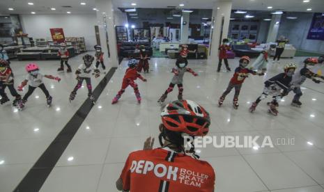 Sejumlah anak mengikuti latihan sepatu roda di Dmall, Depok, Jawa Barat. WHO menganjurkan anak berolahraga sebanyak 60 menit setiap hari.