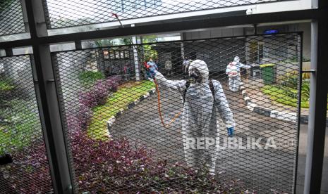 Petugas menyemprotkan cairan disinfektan di pintu masuk rumah tahanan KPK di Jakarta (ilustrasi)