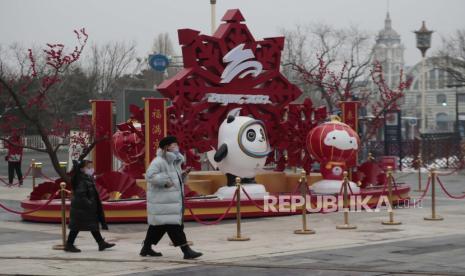  Orang-orang yang memakai masker berjalan melewati Bing Dwen Dwen, Maskot Olimpiade Musim Dingin Beijing 2022 dan Shuey Rhon Rhon, Maskot Paralimpiade Musim Dingin Beijing 2022, di Beijing, Cina, 24 Januari 2022. Cina dijadwalkan menjadi tuan rumah Olimpiade dan Paralimpiade Beijing 2022 Olimpiade Musim Dingin pada bulan Februari, menjadikan ibu kotanya sebagai kota pertama di dunia yang menjadi tuan rumah Olimpiade Musim Panas (2008) dan Musim Dingin (2022).