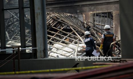 Anggota Laboratorium Forensik Polda Metro Jaya menyisir area lokasi kebakaran Museum Nasional di Jakarta, Ahad (17/9/2023). Museum Nasional atau Museum Gajah terbakar pada Sabtu (16/9) sekitar pukul 20.08 WIB kemaren. Menurut data dari Suku Dinas Penanggulangan Kebakaran dan Penyelamatan Jakarta Pusat, kebakaran yang terjadi di Museum Nasional diduga akibat korsleting arus listrik di bedeng proyek renovasi museum dan mengakibatkan enam ruangan terbakar yakni di Gedung A. Pantauan Republika, sejumlah petugas dari Anggota Laboratorium Forensik,  INAFIS dari jajaran Polda Metro jaya mulai melakukan pengecekan di area lokasi kebakaran. Sementara menurut Pelaksana Tugas Kepala Museum dan Cagar Budaya Kemendikbudristek memastikan semua koleksi hasil repatriasi dari Belanda dapat diselamatkan saat kebakaran melanda.