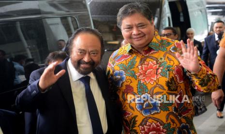 Ketua Umum Partai Golkar Airlangga Hartarto bersama Ketua Umum Partai Nasdem Surya Paloh menyapa wartawan sebelum melakukan pertemuan di Kantor DPP Partai Golkar, Jakarta, Rabu (1/2/2023). Pertemuan tersebut sebagai bentuk silahturahmi sekaligus agenda lanjutan dari pertemuan sebelumnya. 