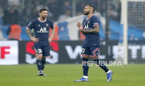  Lionel Messi (kiri) dari Paris Saint Germain dan Neymar (kanan) dicemoohn fans PSG.