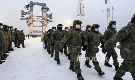 Dalam foto yang diambil pada 14 Desember 2020, dan didistribusikan oleh Layanan Pers Kementerian Pertahanan Rusia, tentara Rusia mengenakan masker wajah untuk melindungi dari virus corona, berbaris setelah uji peluncuran roket pembawa kelas berat Angara-A5 dari landasan peluncuran situs No. 35 dari Kosmodrom Uji Negara Kementerian Pertahanan Federasi Rusia di fasilitas peluncuran Plesetsk di Wilayah Arkhangelsk di barat laut Rusia. Intelijen Ukraina perkirakan Rusia bersiap menyerang pada Januari atau Februari 2022.