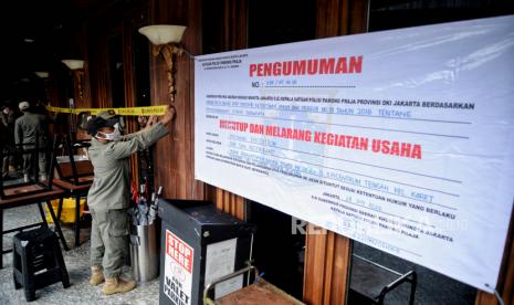 Petugas Satpol PP bersama Dinas Pariwisata dan Ekonomi Kreatif, serta TNI  melakukan penyegelan di salah satu bar-resto Holywings di Jakarta, Selasa (28/6/2022). Dalam panggilan di DPRD DKI Jakarta, pihak Holywings tak bisa jelaskan masalah izin. Holywings diketahui hanya mengantongi izin restoran, tapi kenyataannya juga beroperasi sebagai tempat hiburan.