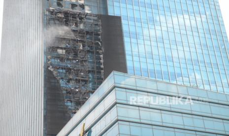 Petugas pemadam kebakaran berusaha memadamkan api saat terjadi kebakaran di Gedung K-Link Tower, Gatot Subroto, Jakarta, Sabtu (15/7/2023). Ada beberapa yang perlu dilakukan saat mengalami kebakaran.