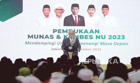 Presiden Joko Widodo (Jokowi), Rais Aam PBNU LH Miftachul Akhyar dan Ketum PBNU KH Yahya Cholil Staquf saat sambutan dan membuka Musyawarah Nasional Alim Ulama dan Konferensi Besar Nahdlatul Ulama (Munas dan Konbes NU) 2023 di Pondok Pesantren Al Hamid, Cilangkap, Jakarta Timur, Senin (18/9/2023). 