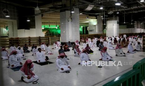 Jamaah dengan jumlah terbatas melaksanakan shalat dengan menjaga jarak di Masjidil Haram, Makkah.