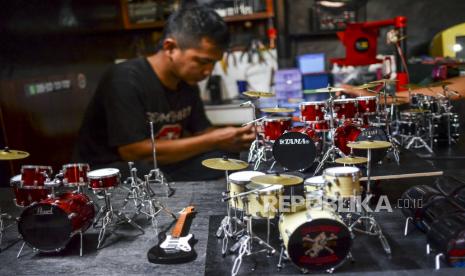 Perajin menyelesaikan pembuatan miniatur alat musik di rumah produksi Jhon’s Drum, Desa Rancapetir, Kabupaten Ciamis, Jawa Barat, Rabu (18/8/2021). Pemerintah berupaya menyelamatkan para pelaku Usaha Mikro, Kecil dan Menengah (UMKM) yang terkena dampak pandemi COVID-19 dengan mengalokasikan anggaran sebesar Rp 161,2 triliun dalam program Pemulihan Ekonomi Nasional (PEN). 