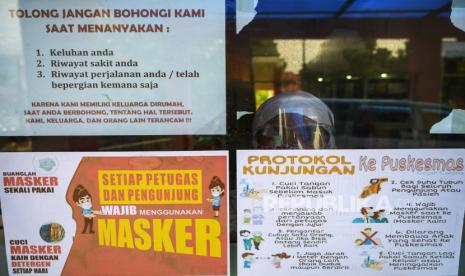 Seorang anak yang akan berobat mengenakan pelindung di Puskesmas Mabelopura, Palu, Sulawesi Tengah, Rabu (7/10/2020). Sejak pandemi COVID-19, seluruh Puskesmas di wilayah itu menerapkan protokol bagi pengunjung untuk mencegah penularan penyakit tersebut. (ilustrasi)