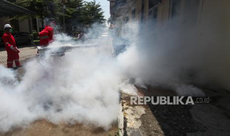 Petugas melakukan pengasapan (fogging) di Asrama Haji Embarkasi Surabaya (AHES), Surabaya, Jawa Timur, Sabtu (4/5/2024). Pengasapan di AHES tersebut untuk memastikan lokasi yang akan ditempati oleh jemaah calon haji bebas dari nyamuk yang menyebarkan penyakit. 